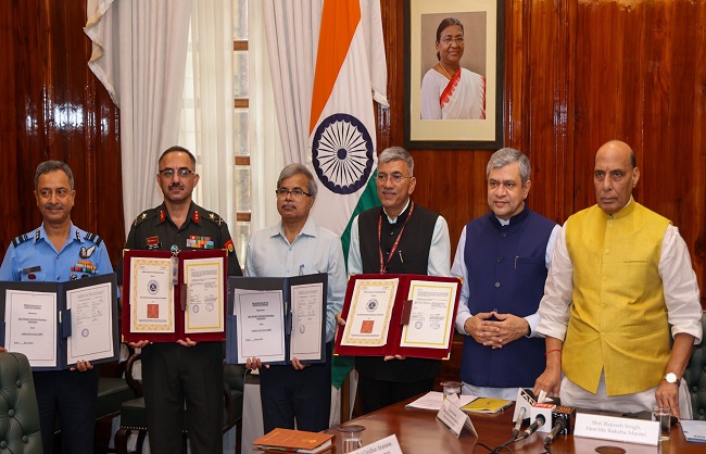 राजनाथ सिंह और अश्विनी वैष्णव की मौजूदगी में गति शक्ति विश्वविद्यालय के साथ समझौता राजनाथ सिंह और अश्विनी वैष्णव की मौजूदगी में गति शक्ति विश्वविद्यालय के साथ समझौता