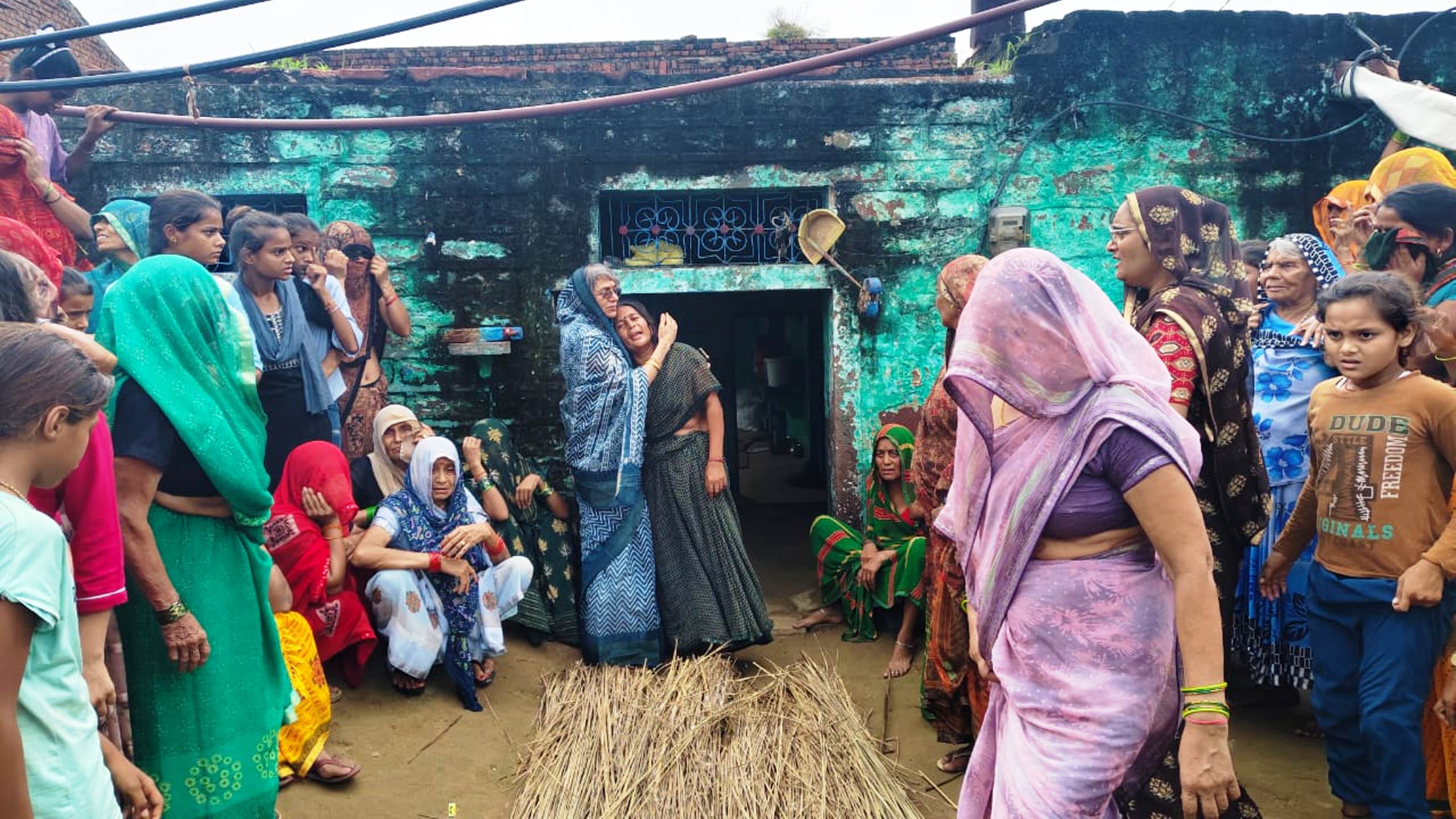 मृत किशोरियों के परिजनों को मिलेगी 6-6 लाख की सहायता : नीरजा मृत किशोरियों के परिजनों को मिलेगी 6-6 लाख की सहायता : नीरजा