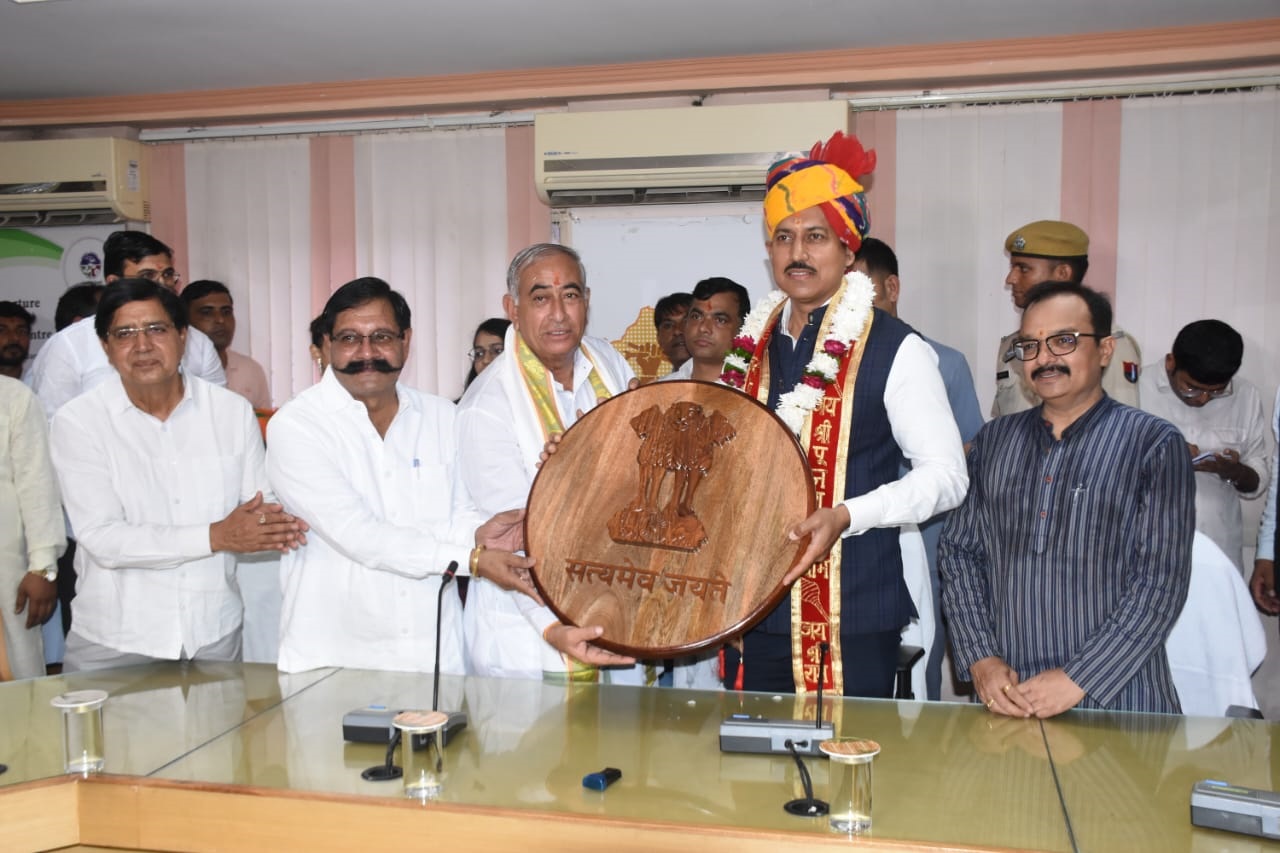 स्मृति चिह्न ग्रहण करते मंत्री। स्मृति चिह्न ग्रहण करते मंत्री।