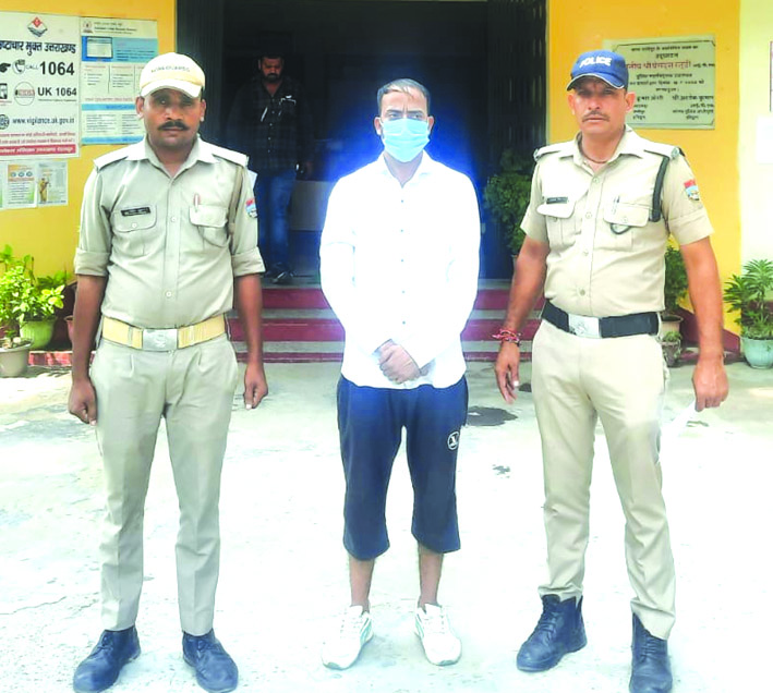 पुलिस गिरफ्त में आरोपित पुलिस गिरफ्त में आरोपित