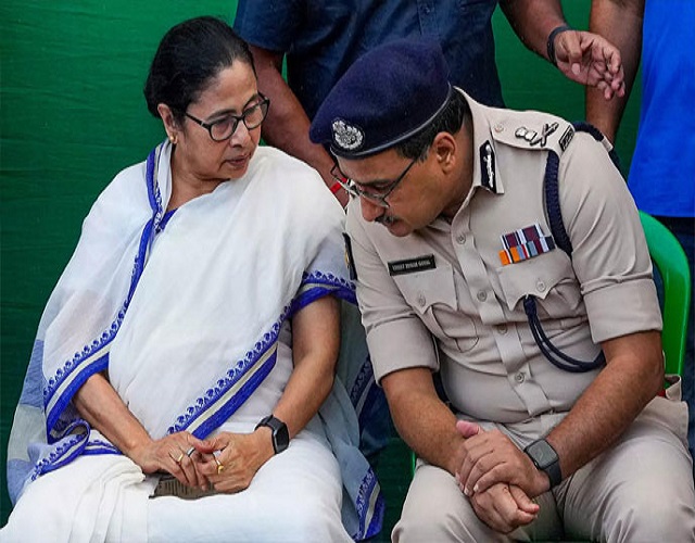 प. बंगाल की मुख्यमंत्री ममता बनर्जी के साथ कोलकाता पुलिस के आयुक्त विनीत कुमार गोयल प. बंगाल की मुख्यमंत्री ममता बनर्जी के साथ कोलकाता पुलिस के आयुक्त विनीत कुमार गोयल