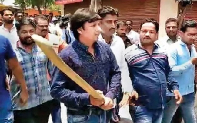 इंदौरः बल्ले से पीटने के मामले में आकाश विजयवर्गीय बरी, एमपी-एमएलए कोर्ट ने सुनाया फैसला इंदौरः बल्ले से पीटने के मामले में आकाश विजयवर्गीय बरी, एमपी-एमएलए कोर्ट ने सुनाया फैसला
