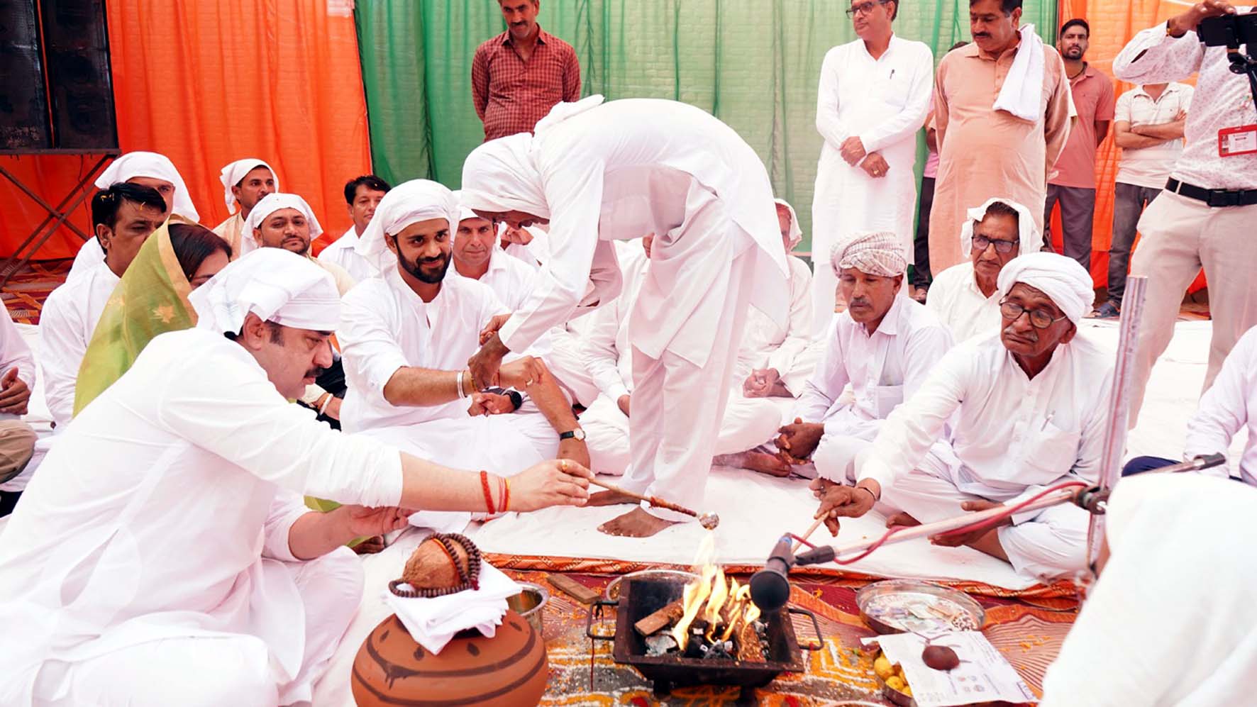 हवन में आहुति डालते कुलदीप बिश्नोई, भव्य व अन्य। हवन में आहुति डालते कुलदीप बिश्नोई, भव्य व अन्य।
