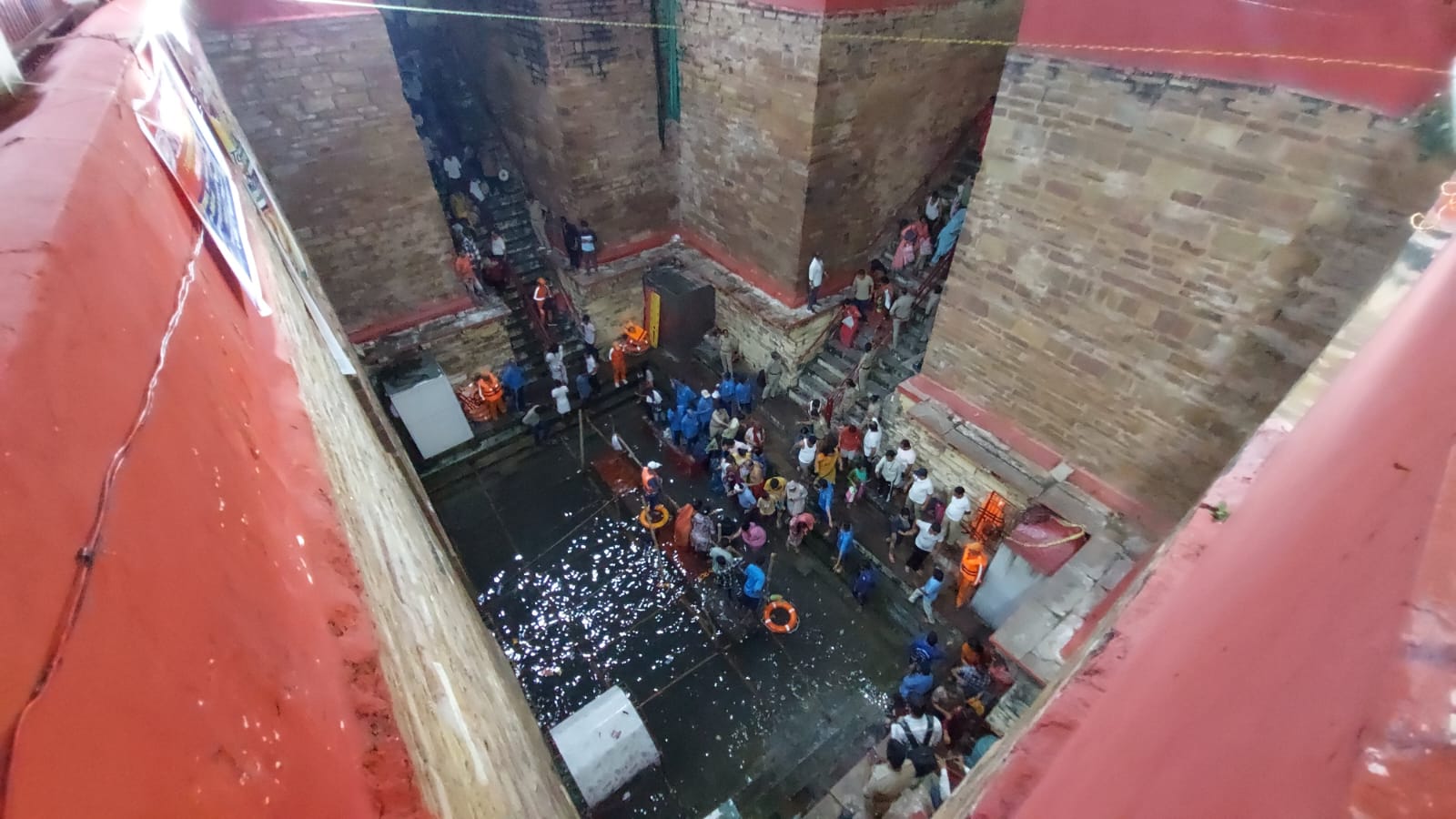 कुंड में स्नान करते श्रद्धालु: फोटो बच्चा गुप्ता कुंड में स्नान करते श्रद्धालु: फोटो बच्चा गुप्ता