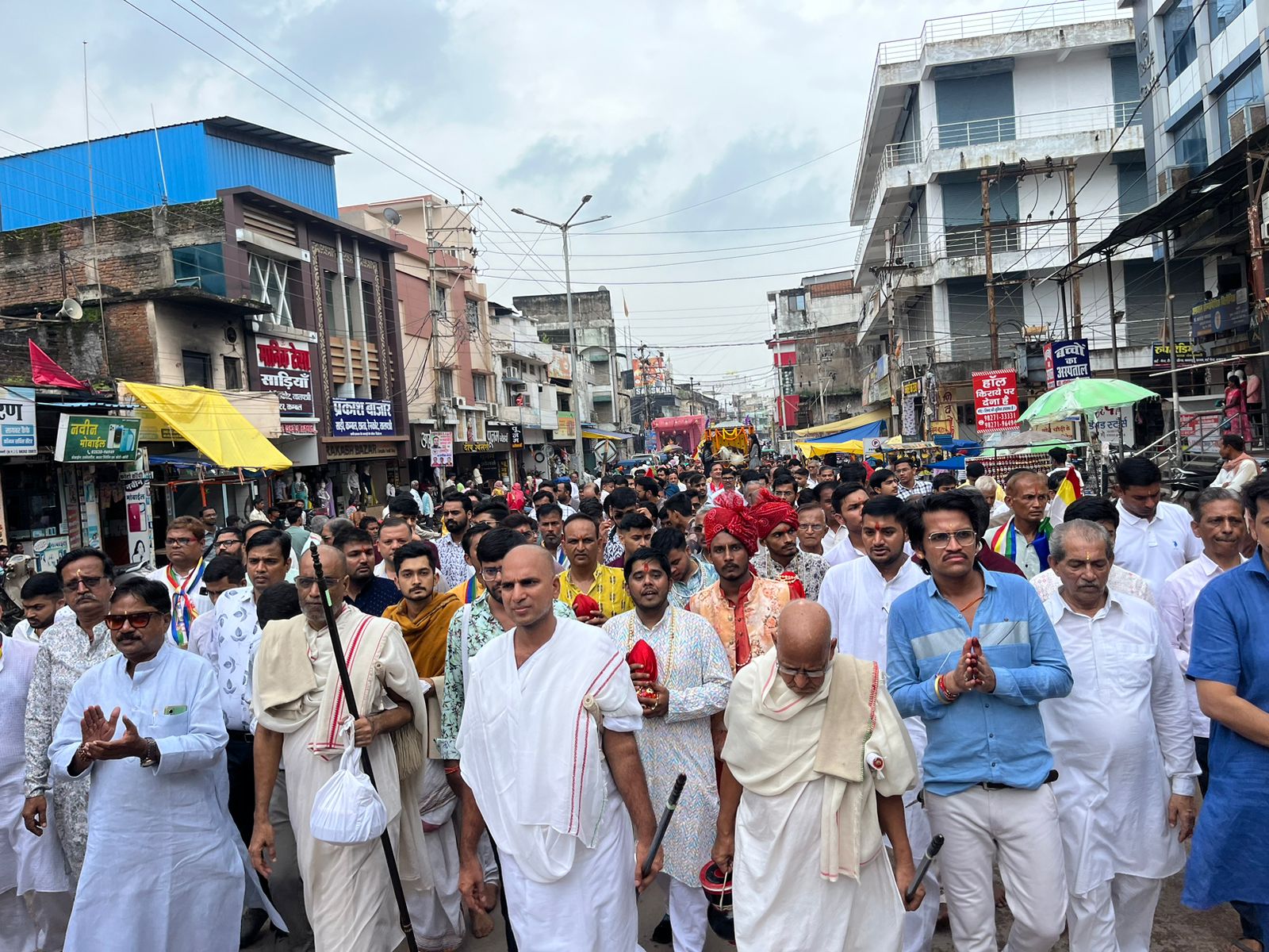 जैन समाज ने तपस्वियों के सम्मान में शहर में निकाली गई बरघोड़ा। जैन समाज ने तपस्वियों के सम्मान में शहर में निकाली गई बरघोड़ा।