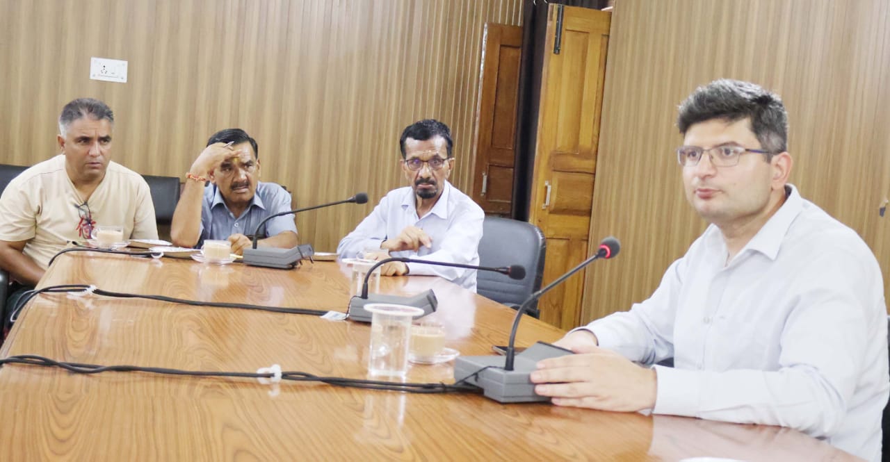 गोपेश्वर में पत्रकारों से बातचीत करते हुए डीएम चमोली। गोपेश्वर में पत्रकारों से बातचीत करते हुए डीएम चमोली।