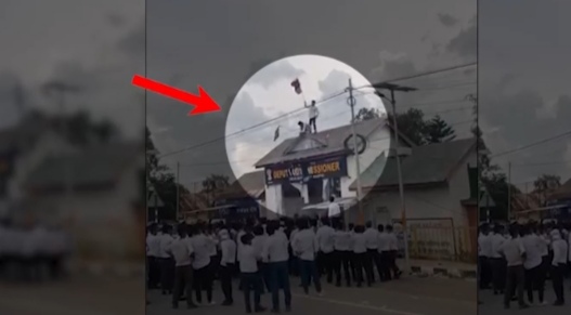 मणिपुर के थौबल में डीसी ऑफिस का झंडा बदले जाने का दृश्य। मणिपुर के थौबल में डीसी ऑफिस का झंडा बदले जाने का दृश्य।