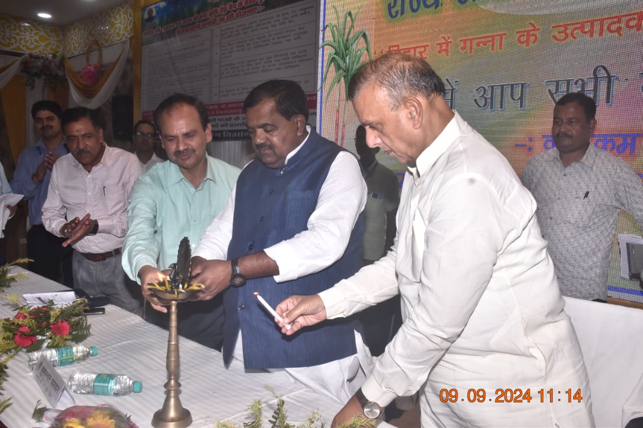 राज्यस्तरीय गन्ना किसान संगोष्ठी का उद्घाटन करते मंत्री व अन्य राज्यस्तरीय गन्ना किसान संगोष्ठी का उद्घाटन करते मंत्री व अन्य