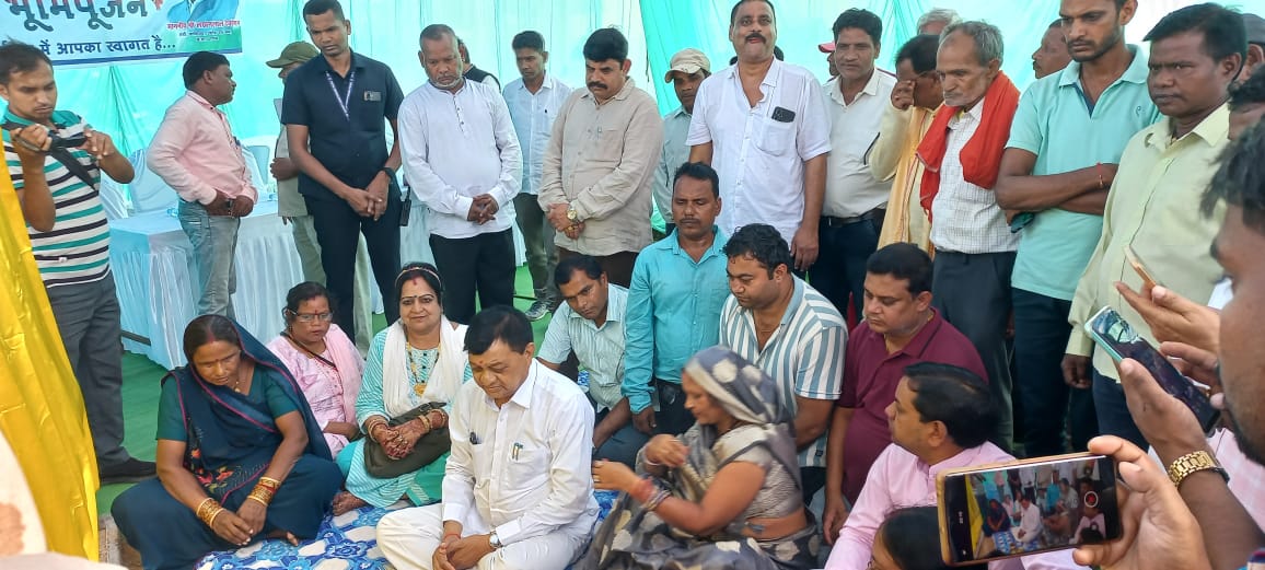 उद्योग मंत्री लखन लाल देवांगन ने 1.20 करोड़ रूपए से होने वाले विकास कार्यों की रखी नींव उद्योग मंत्री लखन लाल देवांगन ने 1.20 करोड़ रूपए से होने वाले विकास कार्यों की रखी नींव