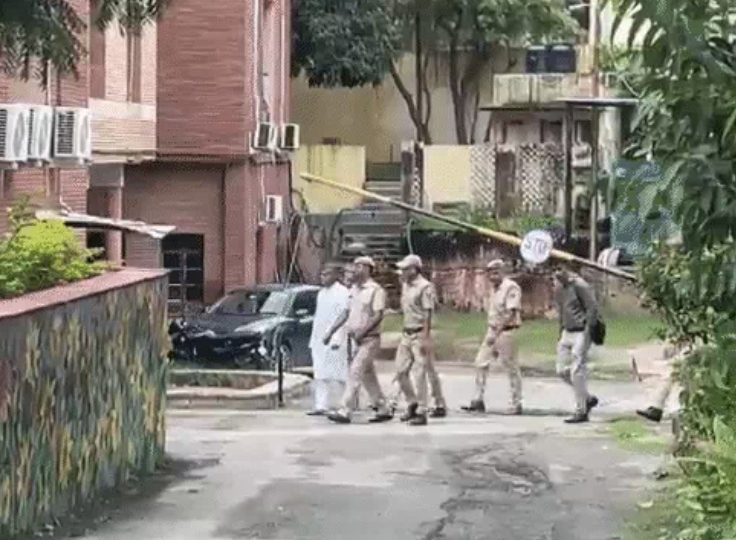 बाबूलाल कटारा को आज अपराधियों की तरह पुलिस घेरे में आरपीएससी लाया गया बाबूलाल कटारा को आज अपराधियों की तरह पुलिस घेरे में आरपीएससी लाया गया