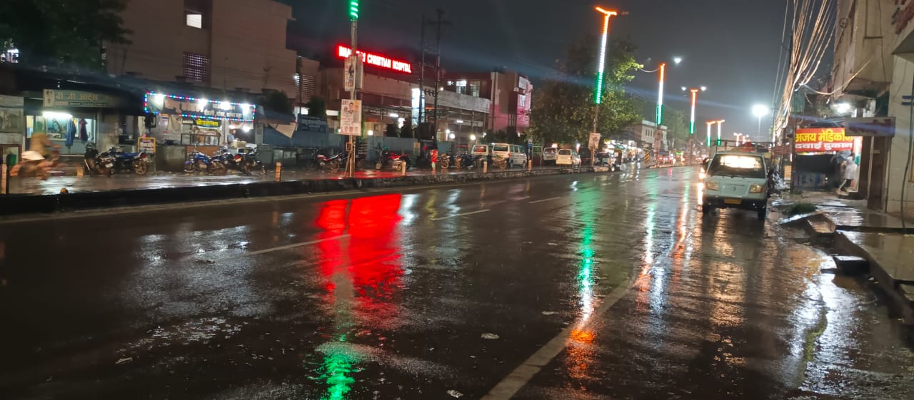 रूक-रूक हो रही वर्षा से शहर की सड़कें हो गई तरबतर। रूक-रूक हो रही वर्षा से शहर की सड़कें हो गई तरबतर।