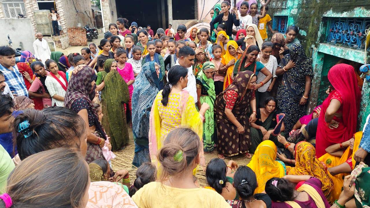 मृत किशोरियों के परिजनों को मिलेगी 6-6 लाख की सहायता : नीरजा मृत किशोरियों के परिजनों को मिलेगी 6-6 लाख की सहायता : नीरजा