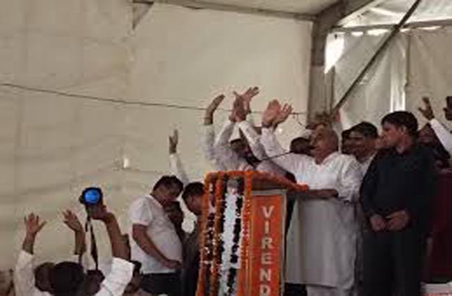 महेंद्रगढ़ में जनसभा को संबोधित करते हुए पूर्व मुख्यमंत्री भूपेंद्र सिंह हुड्डा। महेंद्रगढ़ में जनसभा को संबोधित करते हुए पूर्व मुख्यमंत्री भूपेंद्र सिंह हुड्डा।