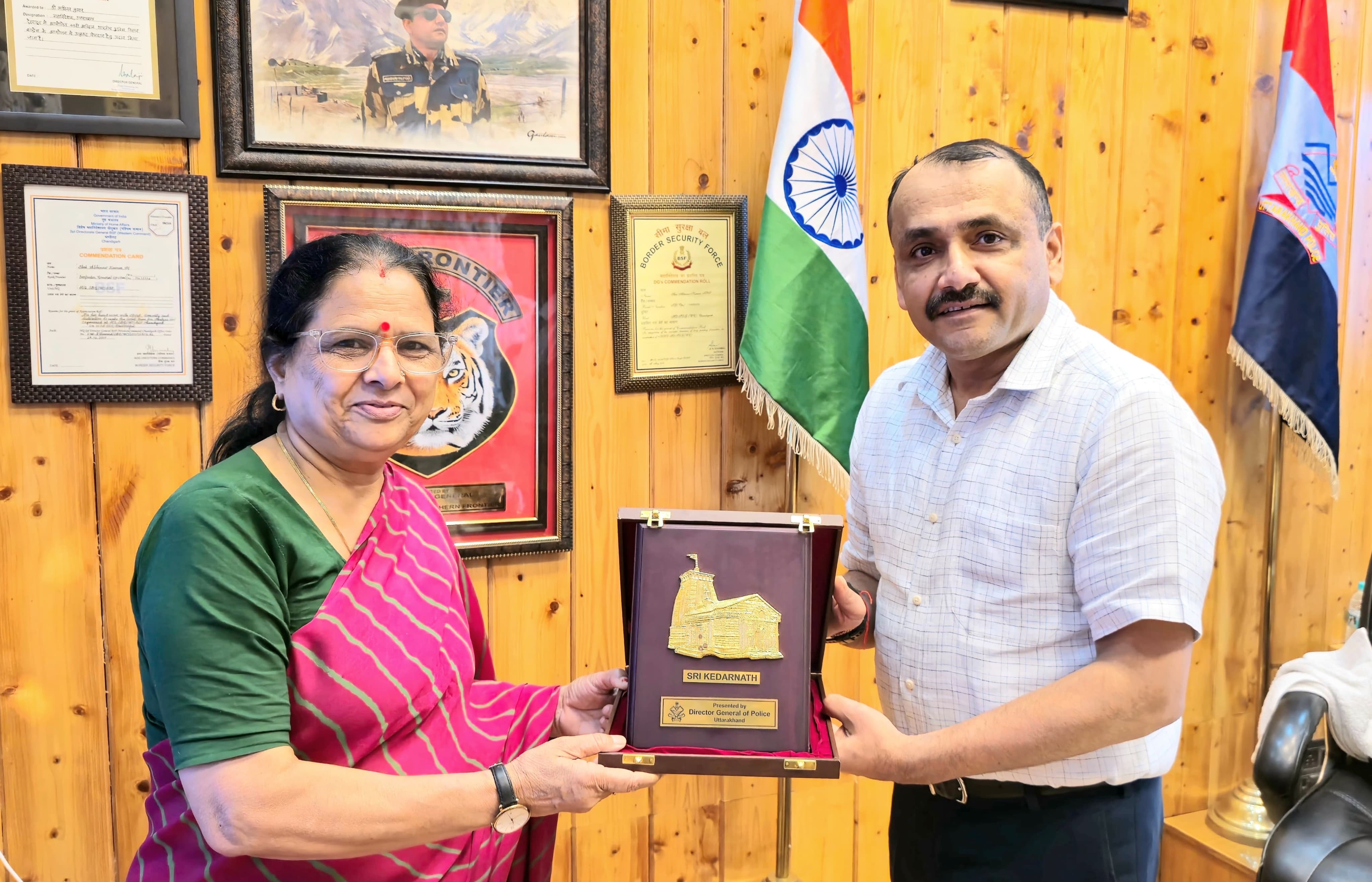 उत्तराखंड राज्य महिला आयोग की अध्यक्ष कुसुम कंडवाल व पुलिस महानिदेशक अभिनव कुमार। उत्तराखंड राज्य महिला आयोग की अध्यक्ष कुसुम कंडवाल व पुलिस महानिदेशक अभिनव कुमार।