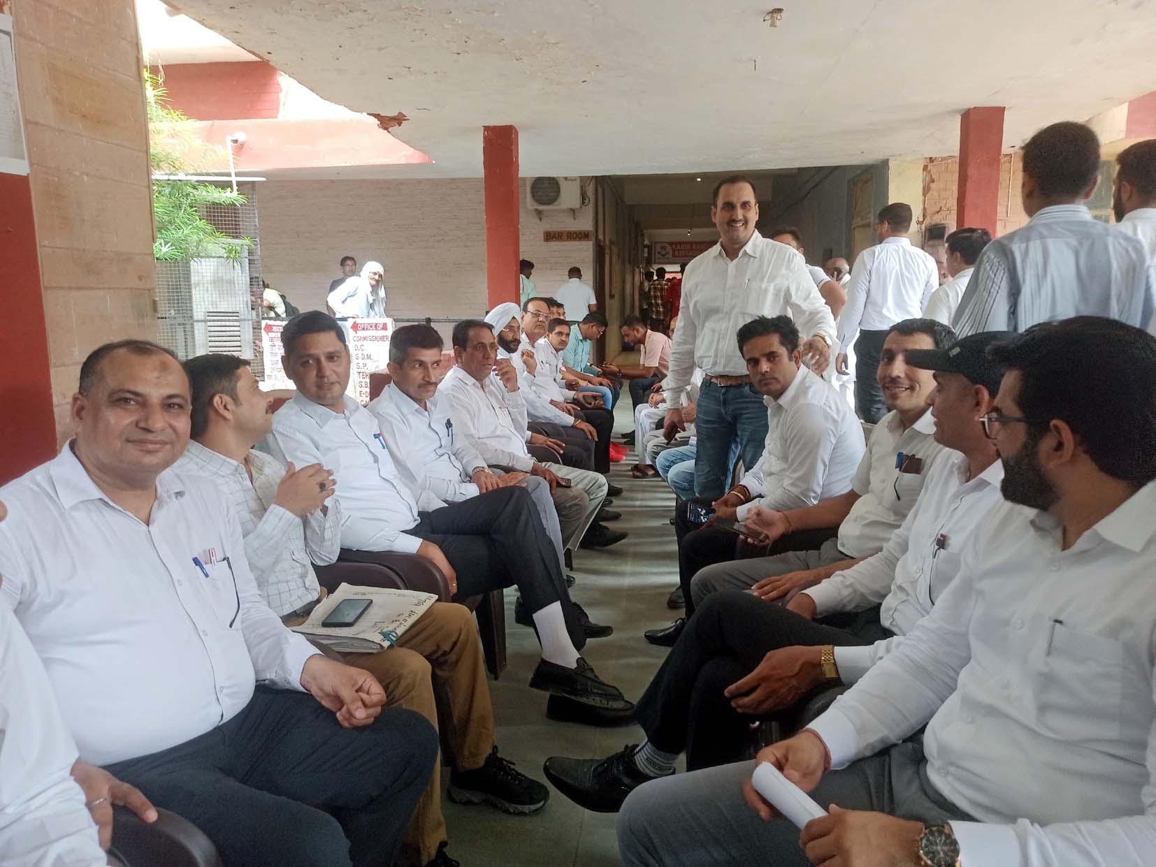 हड़ताल पर बैठे हिसार बार के पदाधिकारी व सदस्य। हड़ताल पर बैठे हिसार बार के पदाधिकारी व सदस्य।