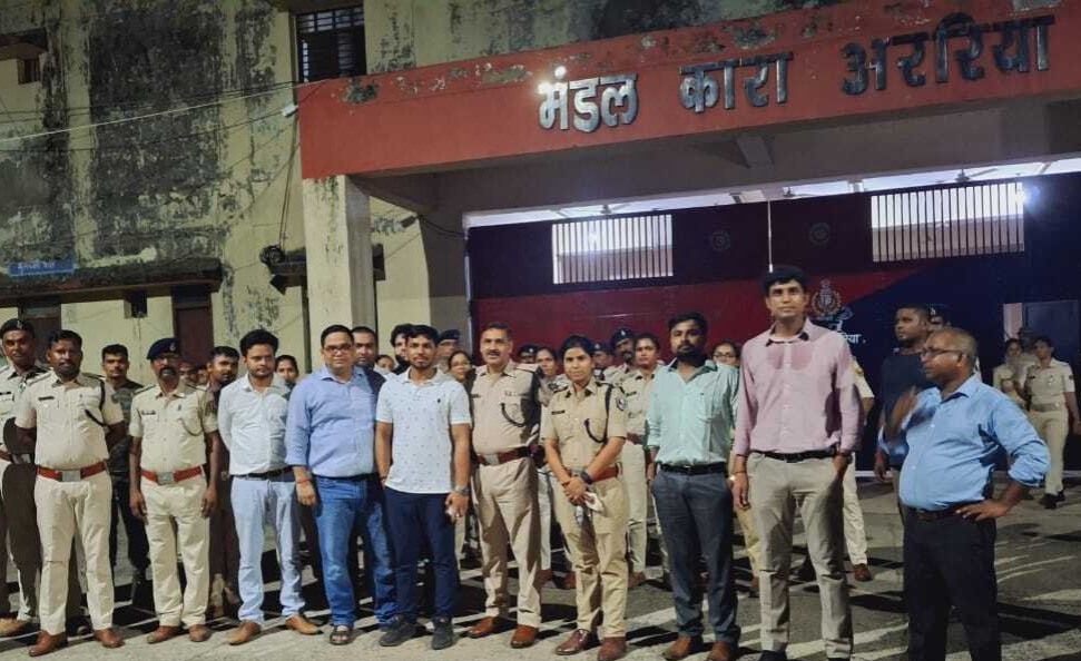 अररिया डीएम के निर्देश पर जिला मंडलकारा में पुलिस ने की छापेमारी अररिया डीएम के निर्देश पर जिला मंडलकारा में पुलिस ने की छापेमारी