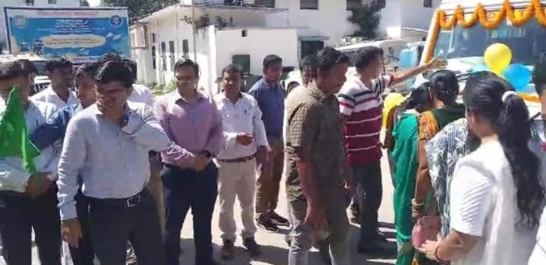 रथ रवाना करते अधिकारी रथ रवाना करते अधिकारी