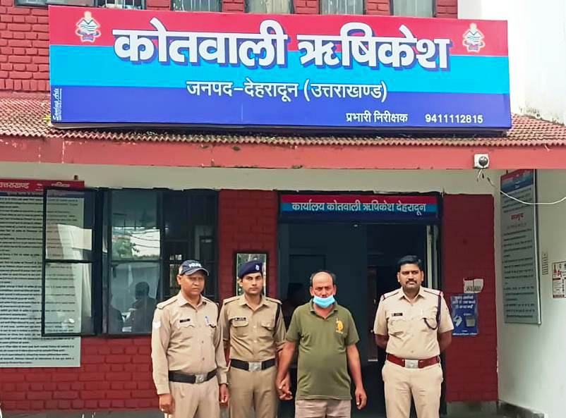 गिरफ्तार हत्यारोपित बस चालक व पुलिस। गिरफ्तार हत्यारोपित बस चालक व पुलिस।