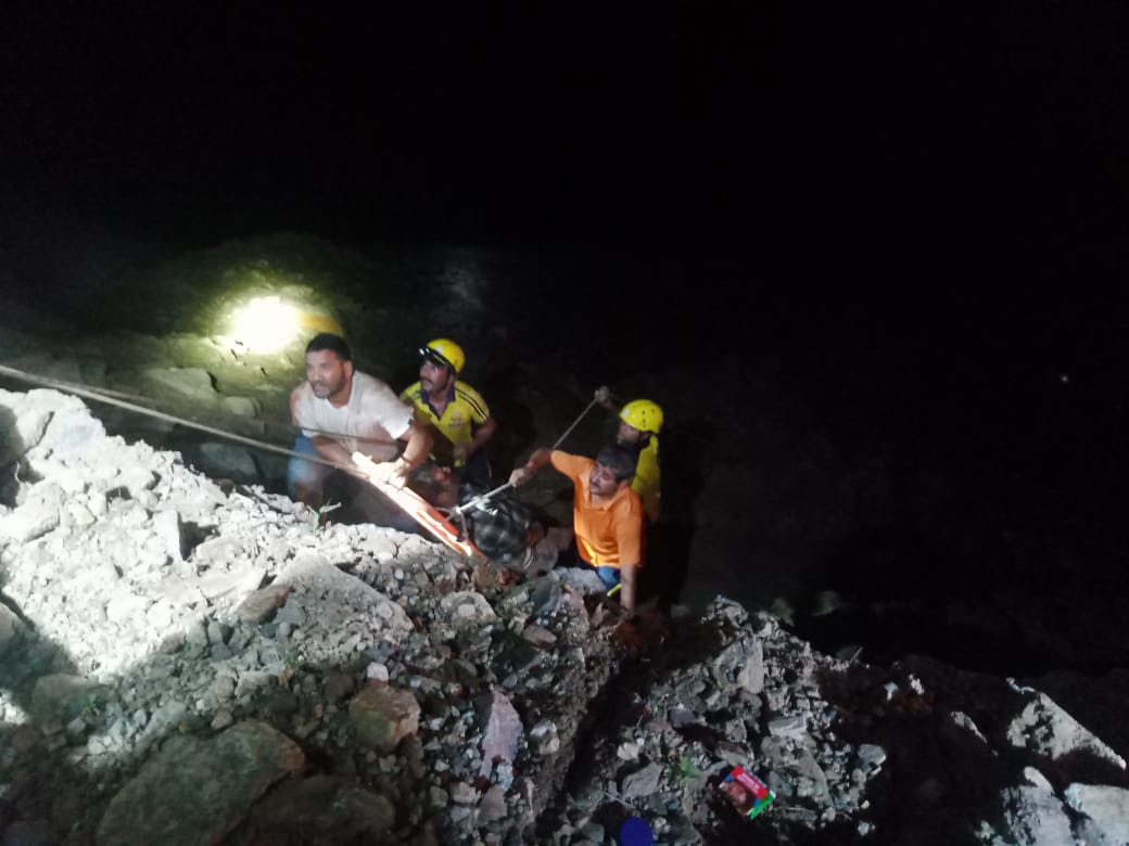 खाई में रेस्क्यू करती एसडीआरएफ टीम। खाई में रेस्क्यू करती एसडीआरएफ टीम।