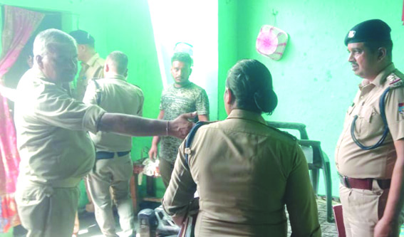 घटनास्थल पर मौजूद पुलिस घटनास्थल पर मौजूद पुलिस