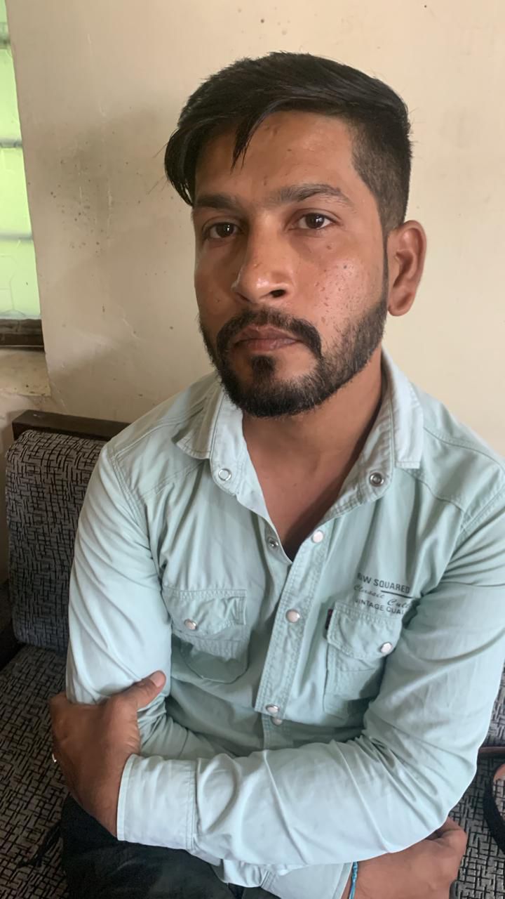 तहसीलदार के लिए पांच हजार रुपये रिश्वत राशि लेते ई-मित्र संचालक गिरफ्तार तहसीलदार के लिए पांच हजार रुपये रिश्वत राशि लेते ई-मित्र संचालक गिरफ्तार