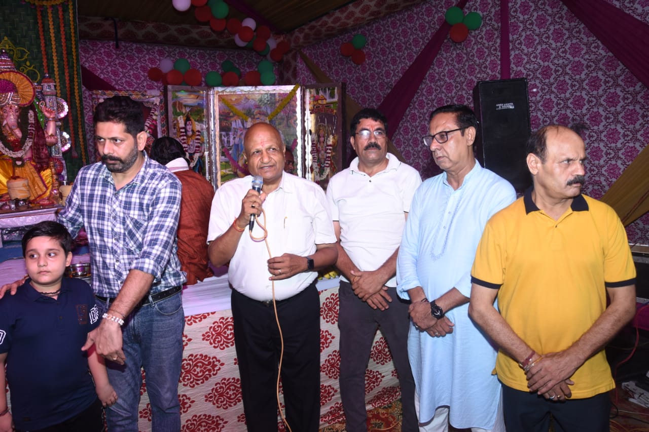 फोटो कैप्शन 9आरटीके5 : गणेश उत्सव के दौरान श्रद्धालुओं को संबोधित करते पूर्व मेयर मनमोहन गोयल ------------