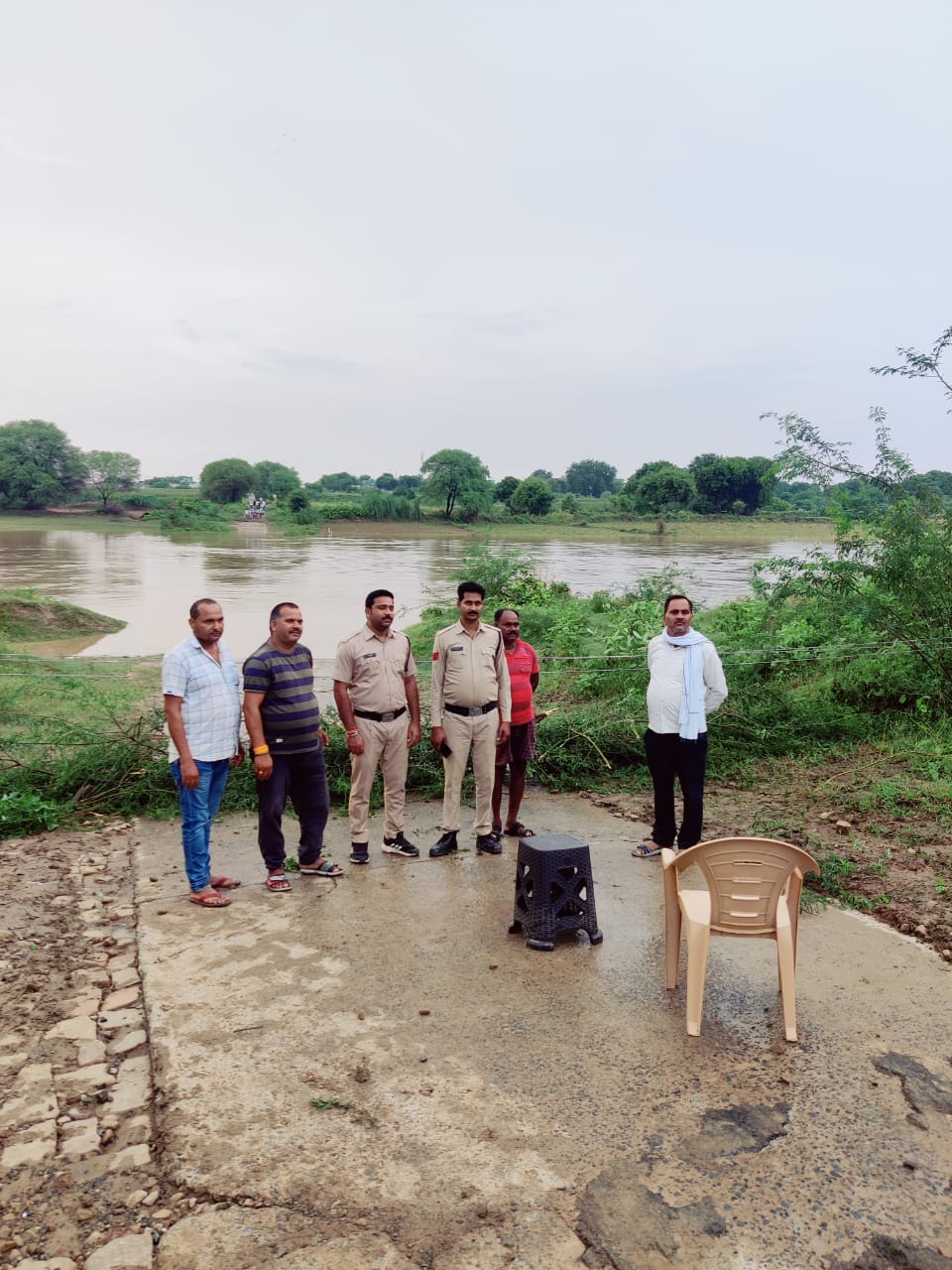 मुरैना में जान जोखिम में डालकर रपटा पार कर रहे ग्रामीणों का आवागमन हुआ बंद मुरैना में जान जोखिम में डालकर रपटा पार कर रहे ग्रामीणों का आवागमन हुआ बंद