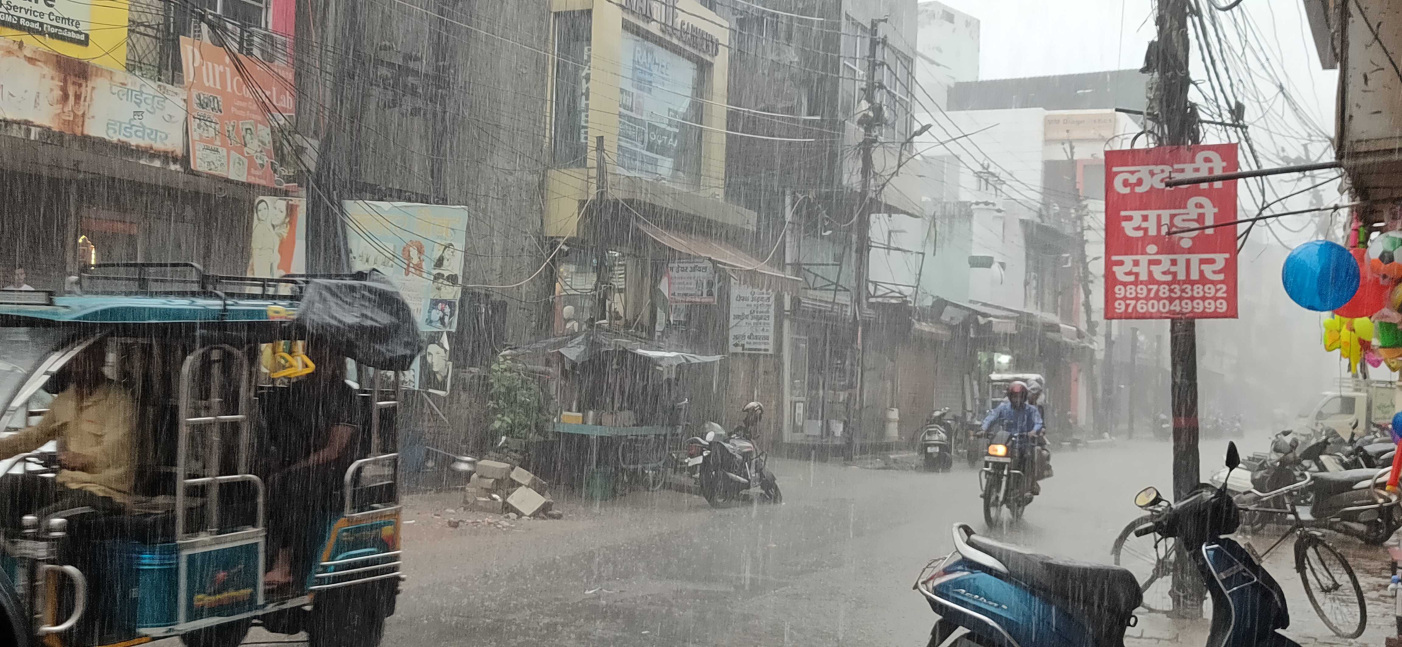 मुरादाबाद में जीएमडी रोड पर बारिश के दौरान गुजरते वाहन व लोग। मुरादाबाद में जीएमडी रोड पर बारिश के दौरान गुजरते वाहन व लोग।