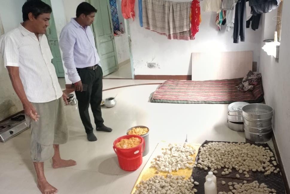 मोमोज संचालक के घर खाद्य एवं औषधि प्रशासन की टीम पहुंचकर निर्मित मोमोज का जांच कर सैंपल उठाते हुए।