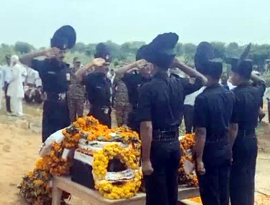 महाराष्ट्र में कमांडो ट्रेनिंग के दौरान शहीद हुए विजय कुमार काे 15 महीने के बेटे लक्षित ने दी मुखाग्नि महाराष्ट्र में कमांडो ट्रेनिंग के दौरान शहीद हुए विजय कुमार काे 15 महीने के बेटे लक्षित ने दी मुखाग्नि