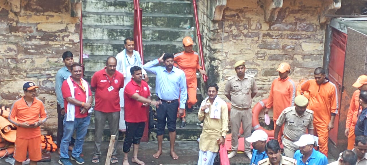 कुंड में स्नान करते श्रद्धालु: फोटो बच्चा गुप्ता कुंड में स्नान करते श्रद्धालु: फोटो बच्चा गुप्ता