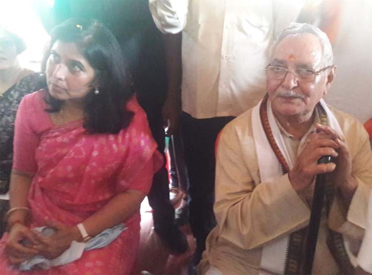 भाजपा की वरिष्ठ नेत्री सरोज पांडेय व पिता श्याम पांडेय भाजपा की वरिष्ठ नेत्री सरोज पांडेय व पिता श्याम पांडेय