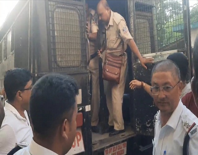 महिला के साथ सामूहिक दुष्कर्म के आरोप में गिरफ्तार आरोपित महिला के साथ सामूहिक दुष्कर्म के आरोप में गिरफ्तार आरोपित