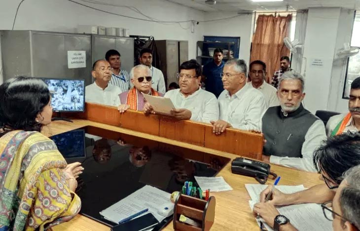 नामांकन पत्र दाखिल करते विपुल गोयल नामांकन पत्र दाखिल करते विपुल गोयल