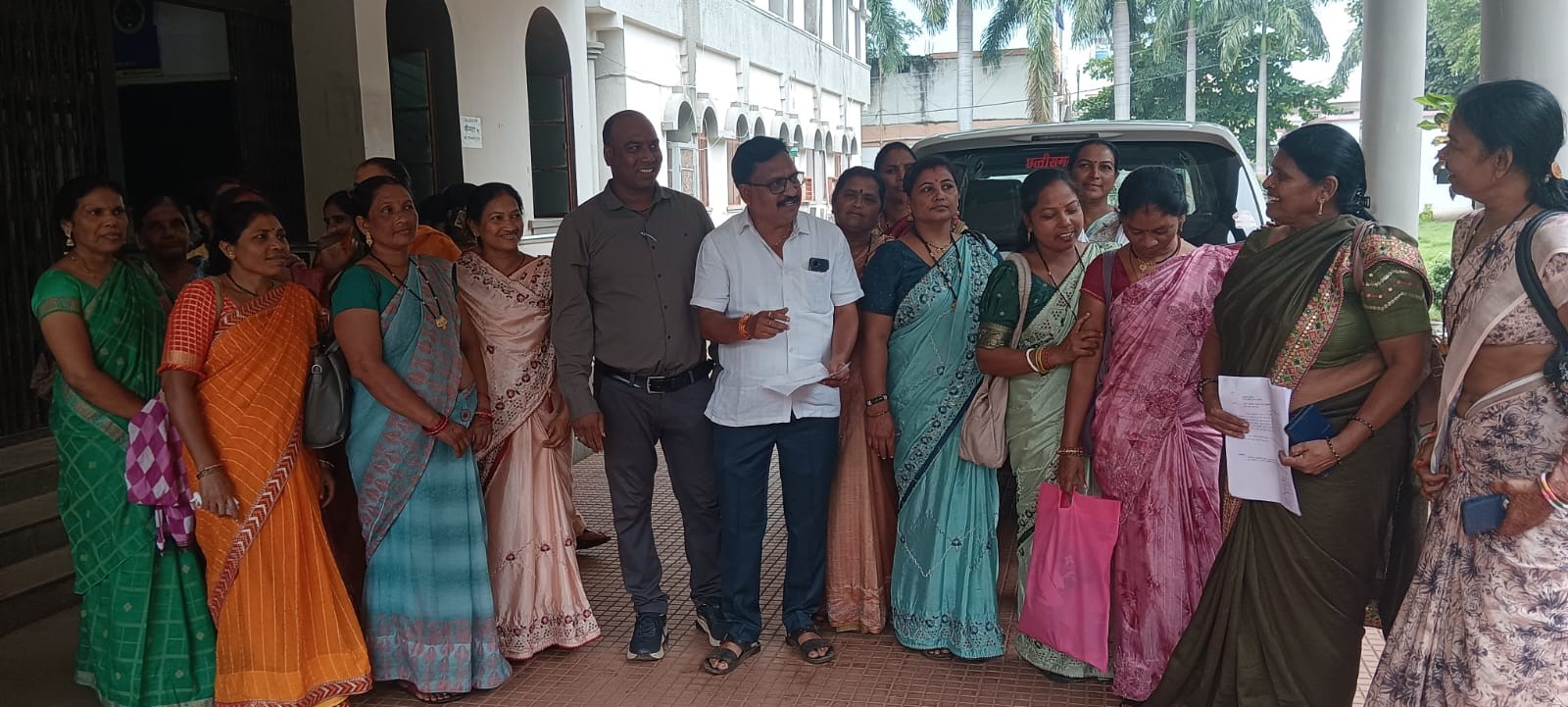 बंद पड़े हमर अस्पताल निर्माण शुरू करने की मांग लेकर कलेक्ट्रेट कार्यालय पहुंचे पार्षद, मितानिन व अन्य महिलाएं। बंद पड़े हमर अस्पताल निर्माण शुरू करने की मांग लेकर कलेक्ट्रेट कार्यालय पहुंचे पार्षद, मितानिन व अन्य महिलाएं।