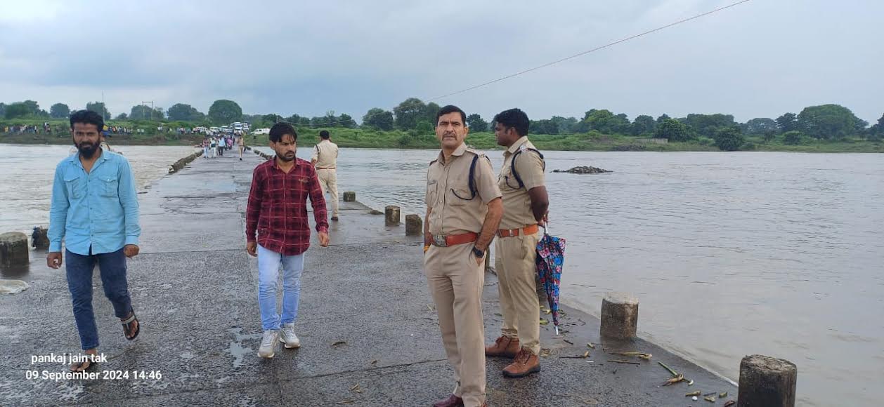 नदी के तेज बहाव में उतारी बाईक, बह गया पूरा परिवार, मां-बेटे की मौत, बेटी को बचाया, पति की तलाश नदी के तेज बहाव में उतारी बाईक, बह गया पूरा परिवार, मां-बेटे की मौत, बेटी को बचाया, पति की तलाश