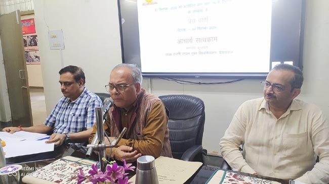 प्रेस वार्ता करते कुलपति प्रेस वार्ता करते कुलपति