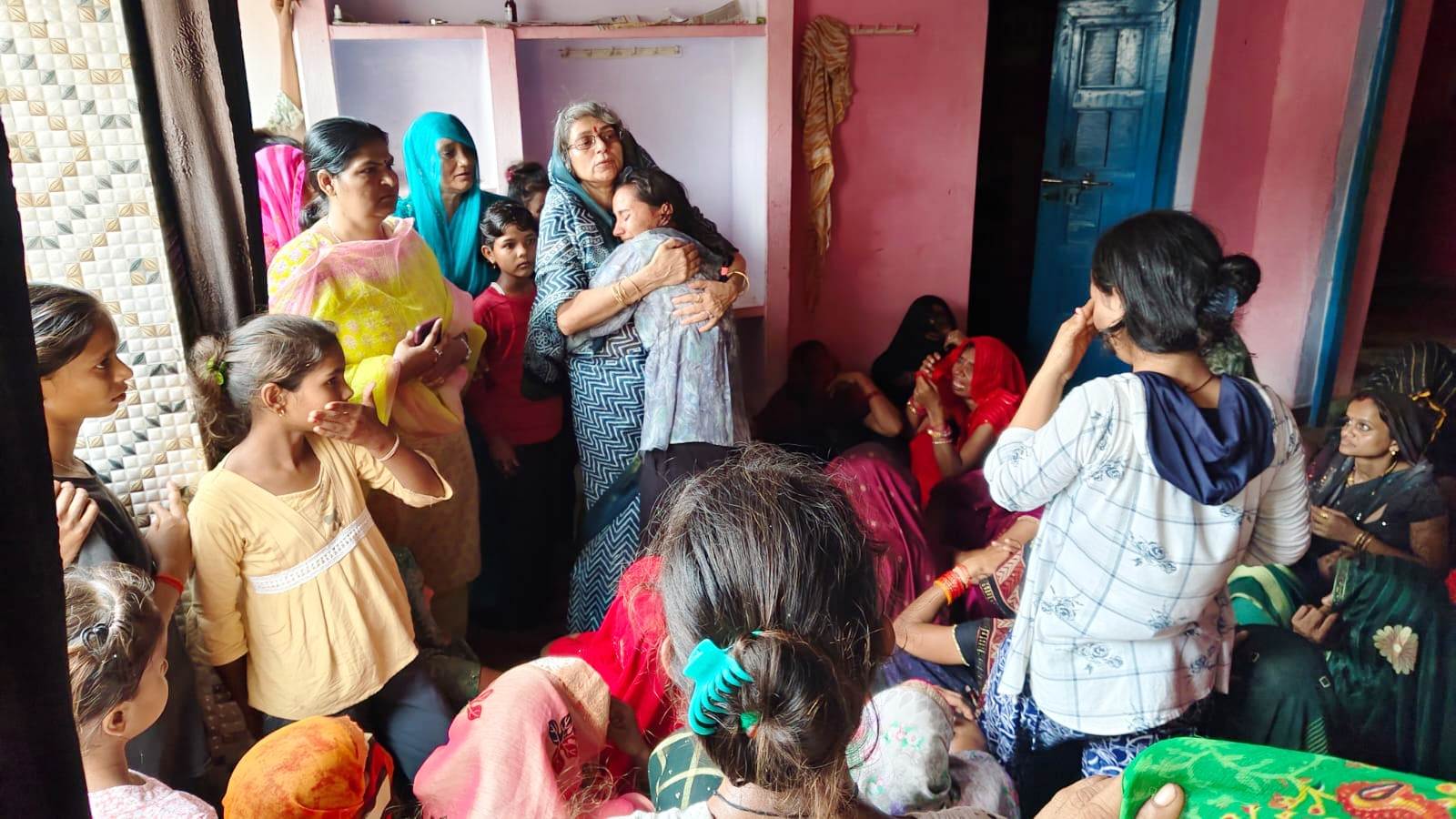 मृत किशोरियों के परिजनों को मिलेगी 6-6 लाख की सहायता : नीरजा मृत किशोरियों के परिजनों को मिलेगी 6-6 लाख की सहायता : नीरजा