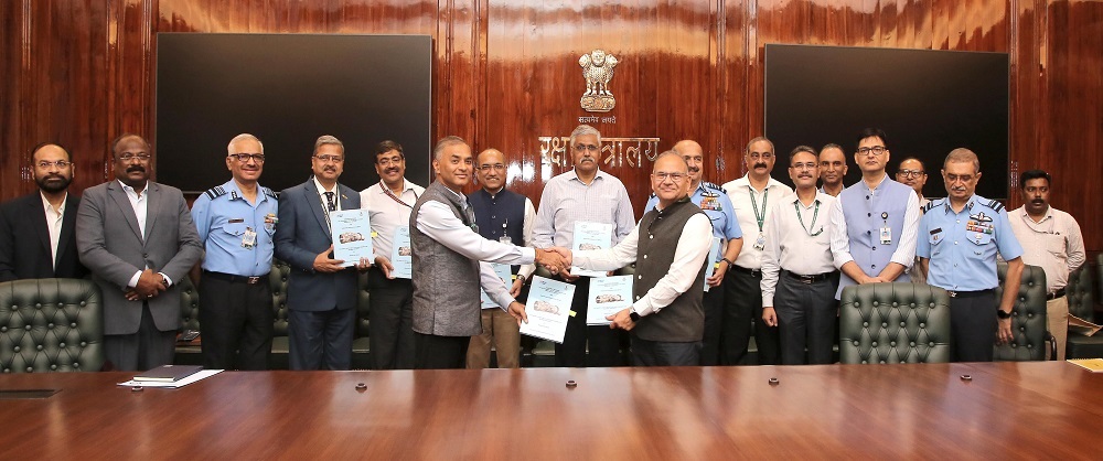 लड़ाकू सुखोई विमानों के 240 एयरो इंजन की खरीद के लिए एचएएल से समझौता करते अधिकारी लड़ाकू सुखोई विमानों के 240 एयरो इंजन की खरीद के लिए एचएएल से समझौता करते अधिकारी
