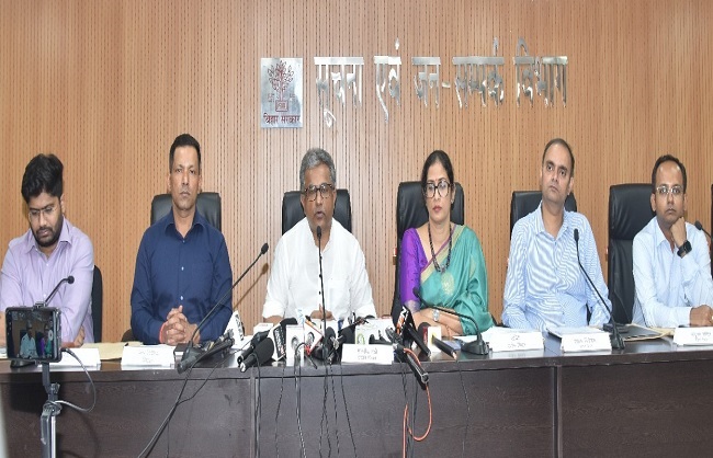 पतकार वार्ता के दौरान उद्योग मंत्री नीतीश मिश्रा