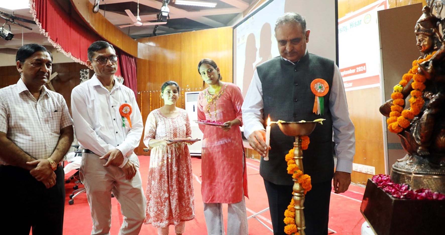 दीप प्रज्जवलित कर कार्यक्रम का शुभारंभ करते कुलपति प्रो. बीआर कम्बोज। दीप प्रज्जवलित कर कार्यक्रम का शुभारंभ करते कुलपति प्रो. बीआर कम्बोज।