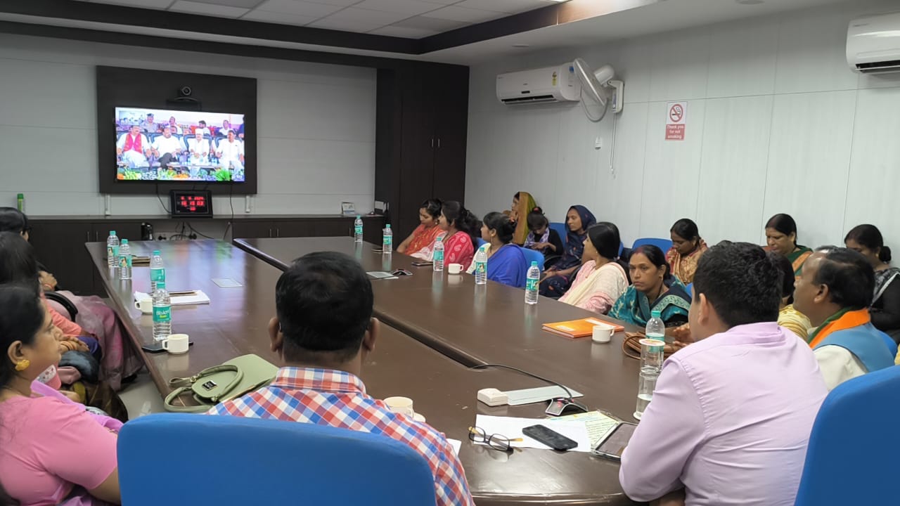 कार्यक्रम सीधा प्रसारण देखते कलेक्टिर व अन्यि कार्यक्रम सीधा प्रसारण देखते कलेक्टिर व अन्यि