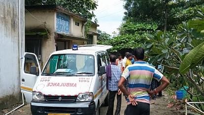 जिला अस्पताल में खड़े परिजन