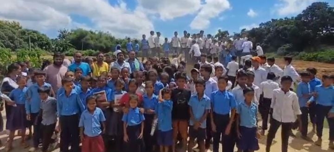 प्रदर्शन करते बच्चे प्रदर्शन करते बच्चे