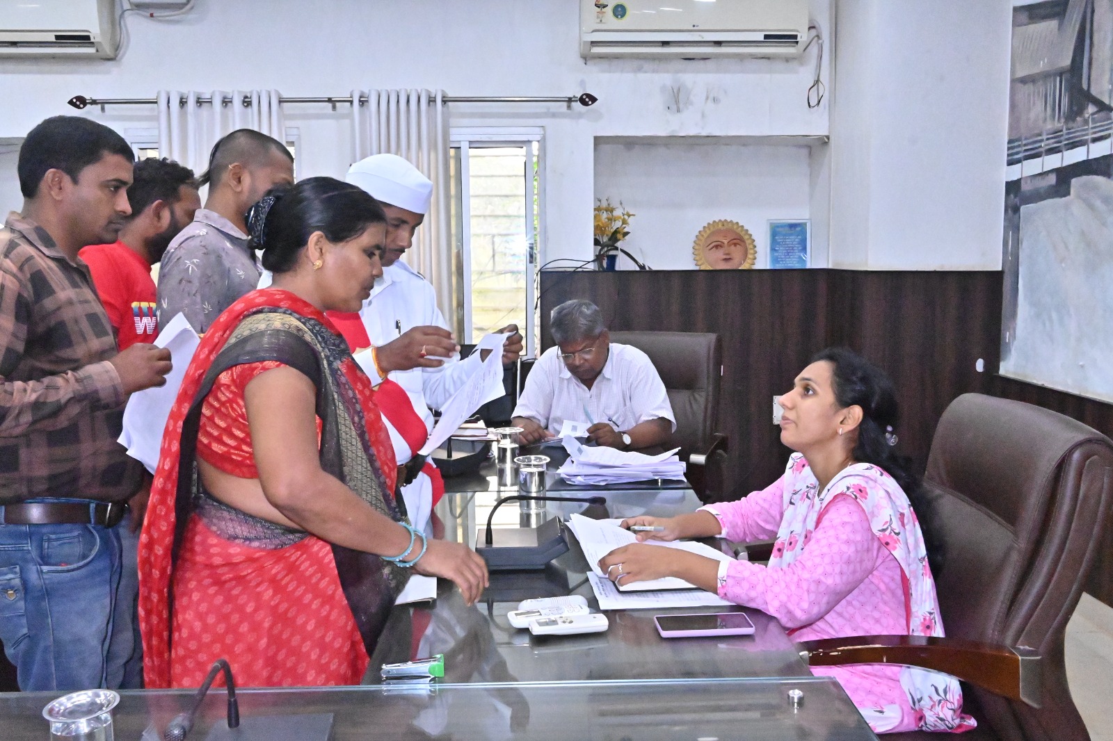 कलेक्ट्रेट में लोगों की समस्याएं सुनती हुई कलेक्टर नम्रता गांधी। कलेक्ट्रेट में लोगों की समस्याएं सुनती हुई कलेक्टर नम्रता गांधी।