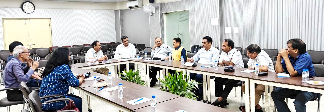 उत्तराखंड की जल व्यवस्था पर गोलमेज सम्मेलन में राज्य में घटते भू—जल भंडार और समग्र रूप से जल संसाधनों के कुप्रबंधन पर चर्चा करते विशेषज्ञ। उत्तराखंड की जल व्यवस्था पर गोलमेज सम्मेलन में राज्य में घटते भू—जल भंडार और समग्र रूप से जल संसाधनों के कुप्रबंधन पर चर्चा करते विशेषज्ञ।