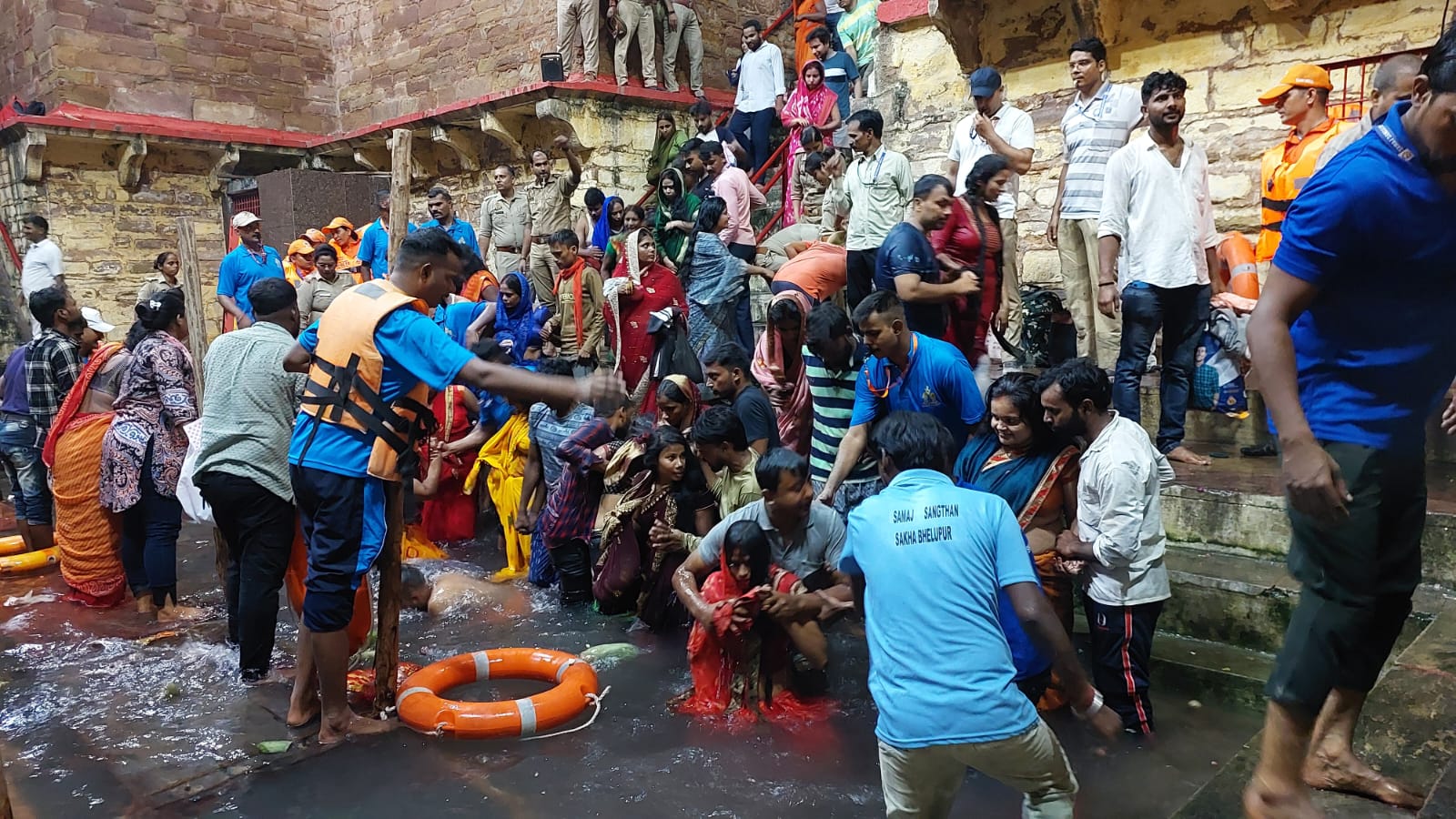 कुंड में स्नान करते श्रद्धालु: फोटो बच्चा गुप्ता कुंड में स्नान करते श्रद्धालु: फोटो बच्चा गुप्ता