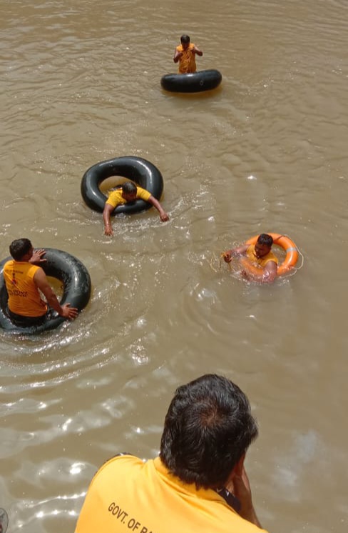 चित्तौड़गढ़ जिले के नीलिया महादेव झरने पर डूबे युवक की तलाश करते सिविल डिफेंस की टीम। चित्तौड़गढ़ जिले के नीलिया महादेव झरने पर डूबे युवक की तलाश करते सिविल डिफेंस की टीम।