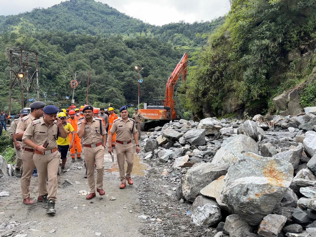 घटनास्थल का जायजा लेते पुलिस अधीक्षक अक्षय कोंडे। घटनास्थल का जायजा लेते पुलिस अधीक्षक अक्षय कोंडे।
