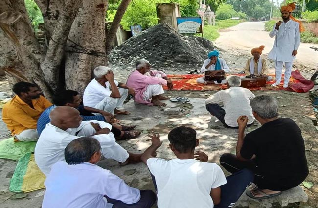 भजन मंडली गीतों व भजनों के माध्यम से लोगों को बढ़चढक़र मतदान करने के लिए प्रेरित करते हुए। भजन मंडली गीतों व भजनों के माध्यम से लोगों को बढ़चढक़र मतदान करने के लिए प्रेरित करते हुए।